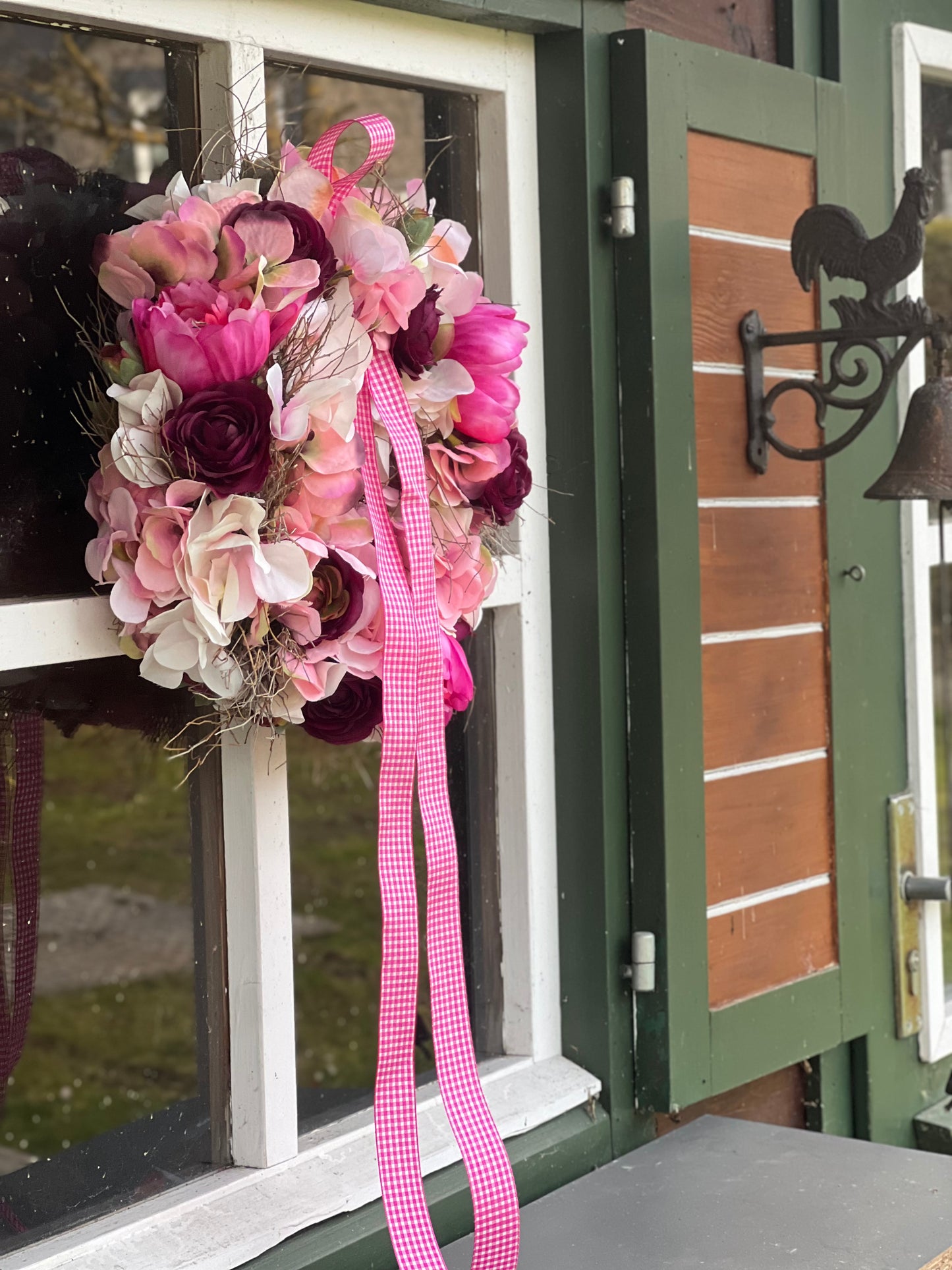 Frühlingskranz aus täuschend echten Blüten