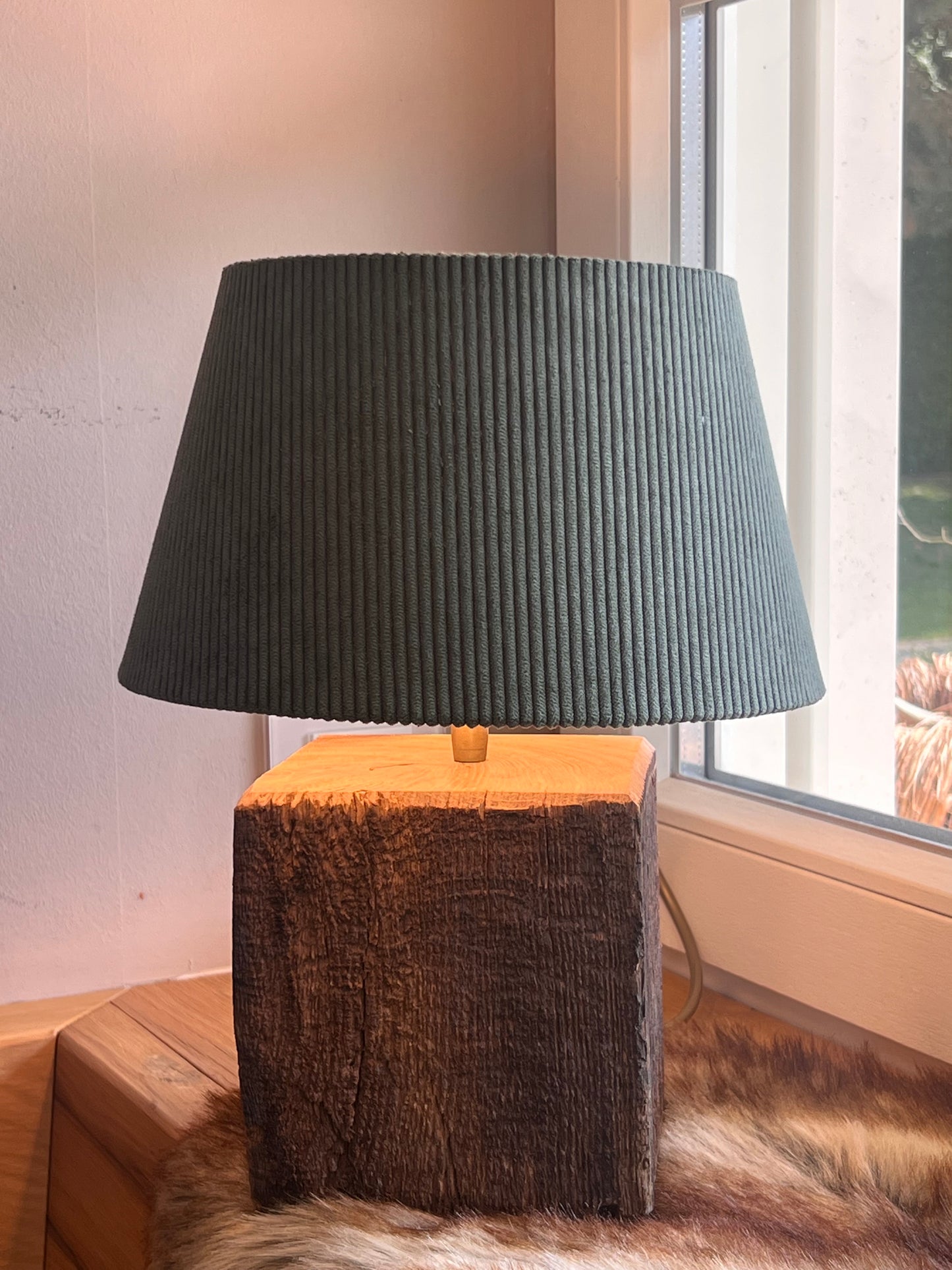 Lampe aus Altholz mit Cordschirm