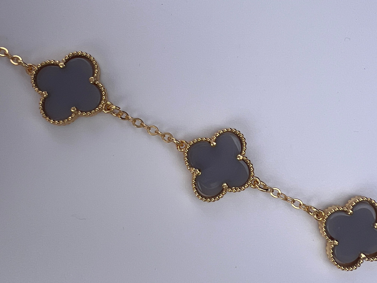 Armbänder mit Kleeblättern