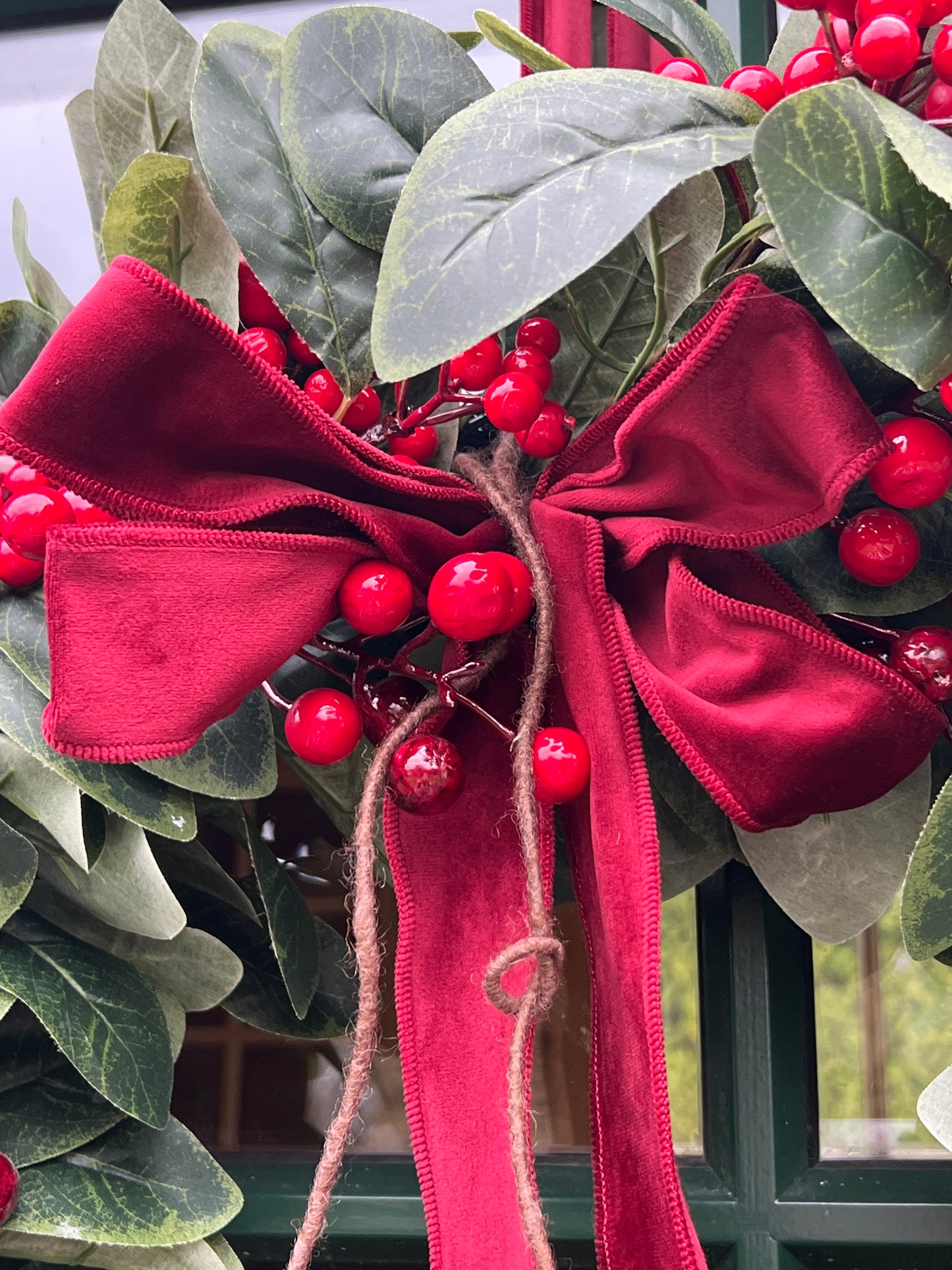 Kranz mit Roten Beeren und Schleife