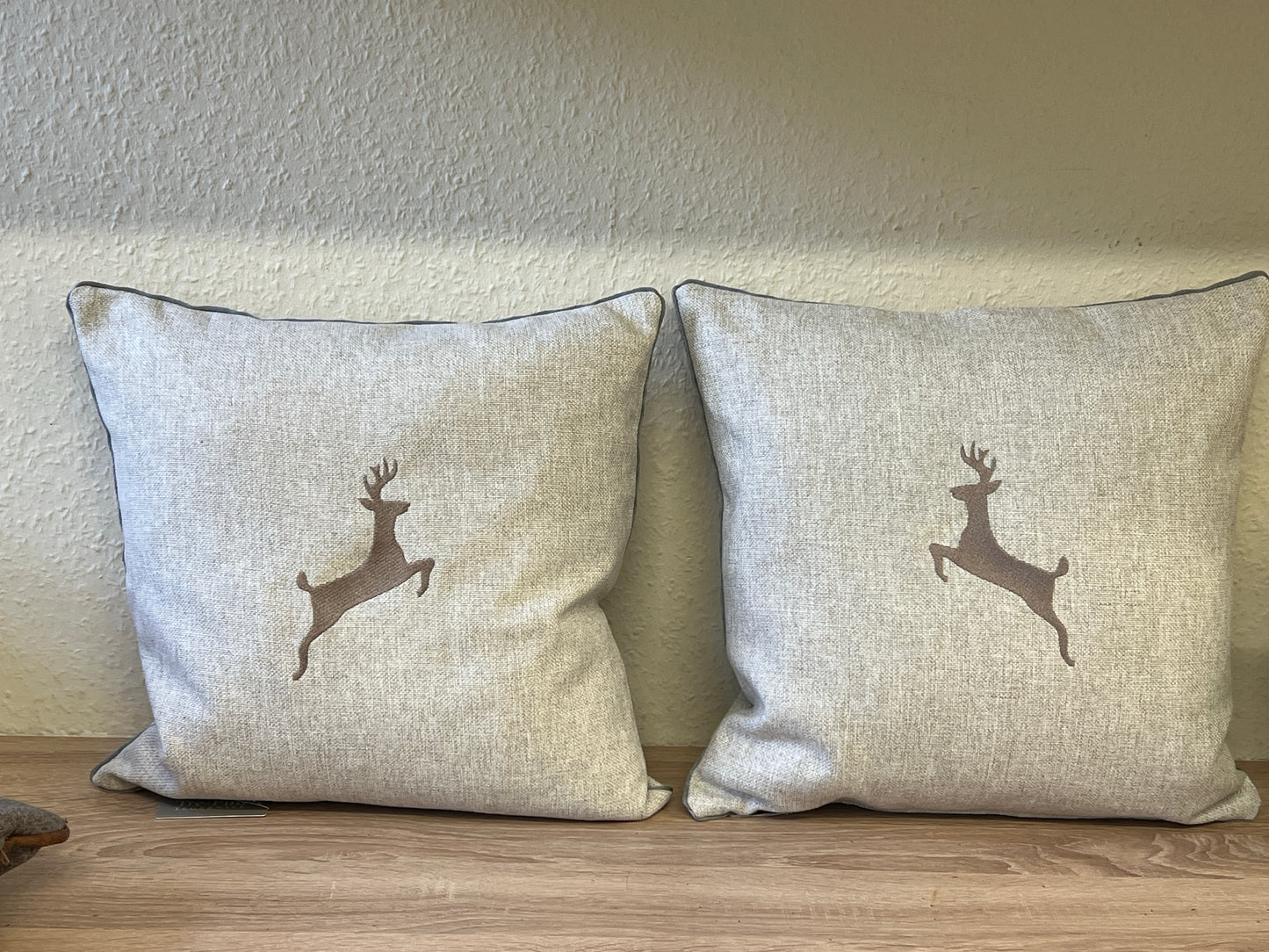 Kissen mit Einzelhisch rechts oder links springend