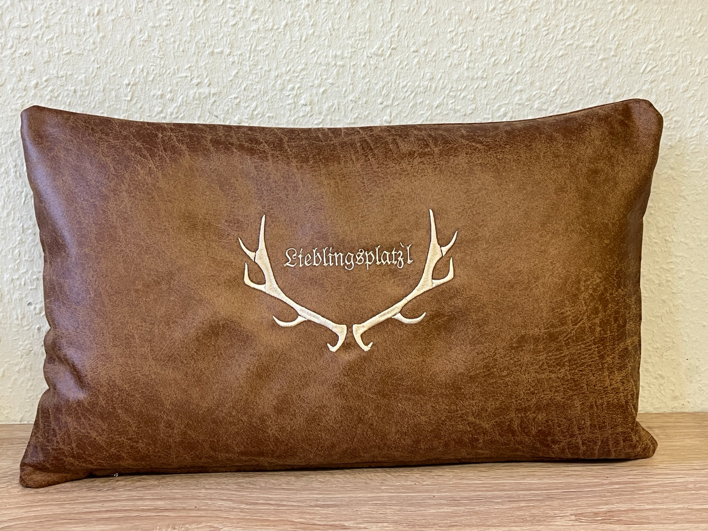 Kissen Lieblingsplatzl aus Kunstleder