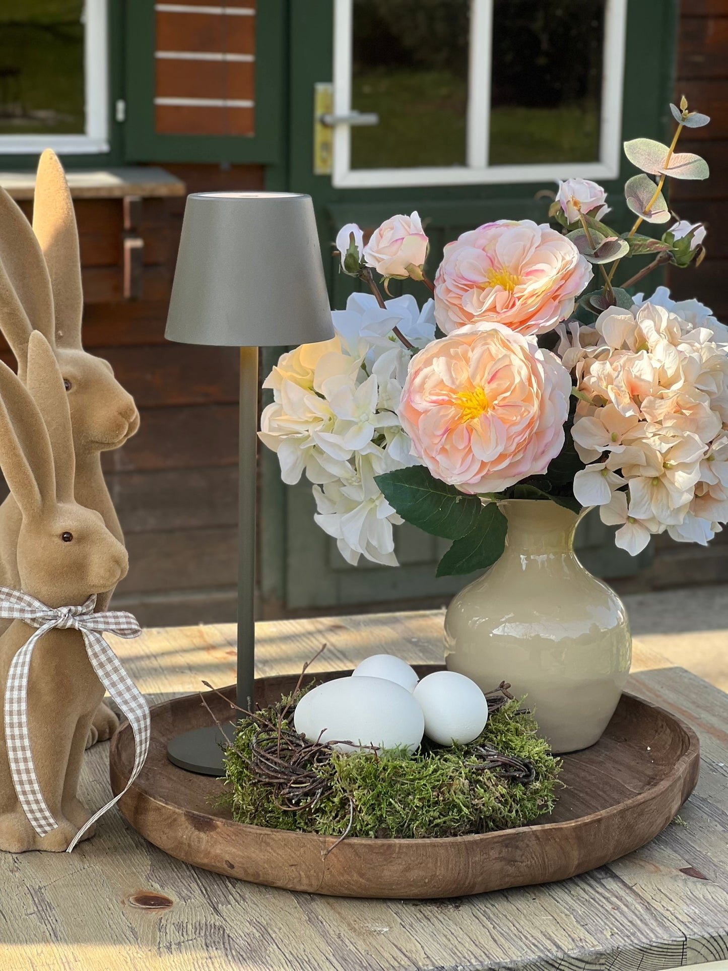 Zarter Blumenstrauß in Apricot/ Weiß