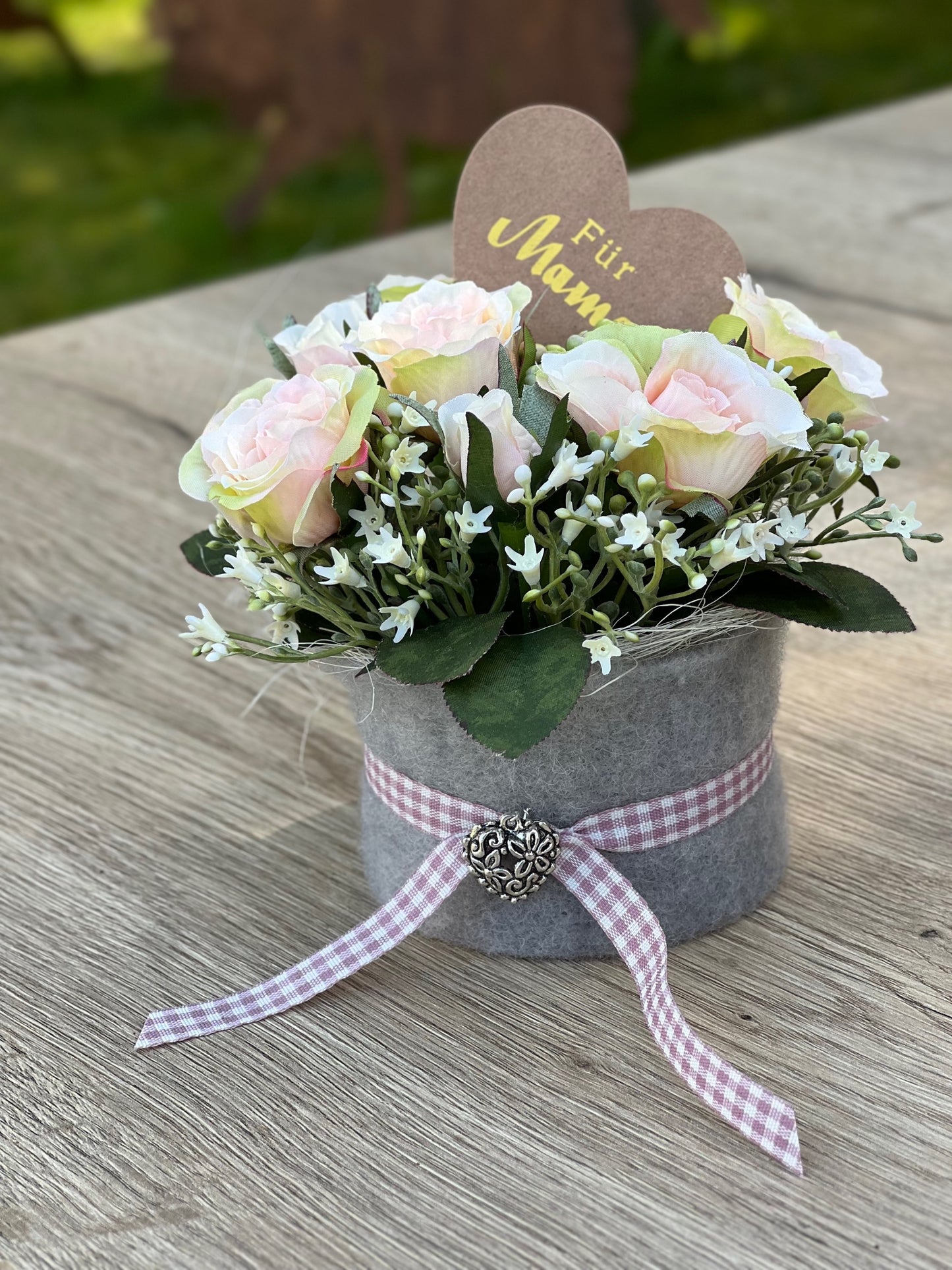 Blumentörtchen zum Muttertag mit weißen Moosrosen