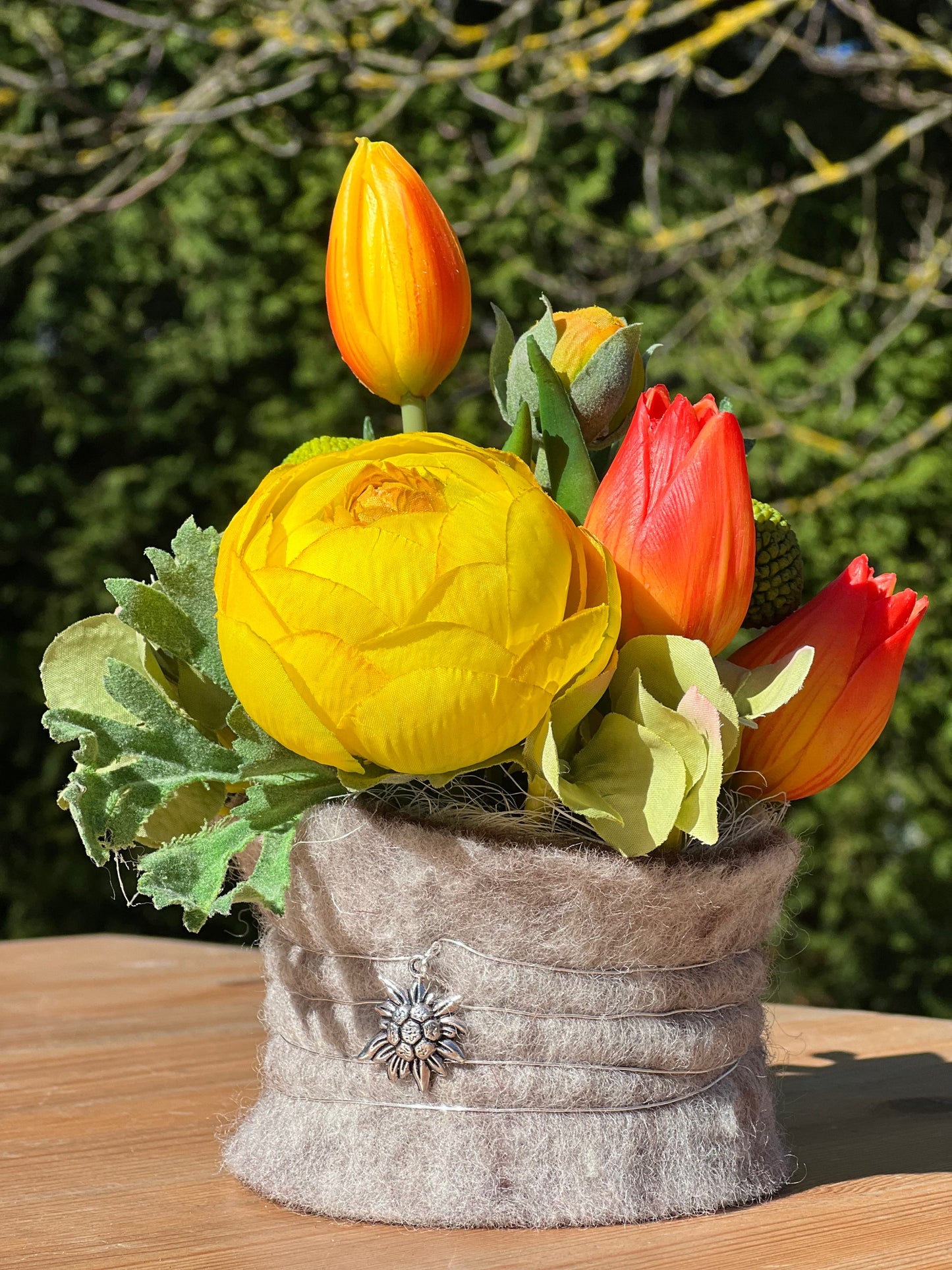 Frühlingsgesteck gelb orange