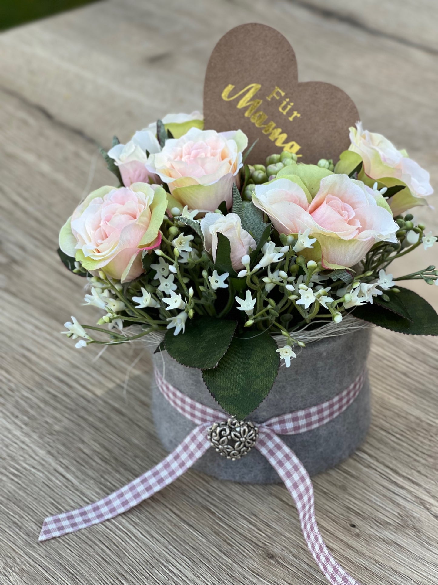 Blumentörtchen zum Muttertag mit weißen Moosrosen