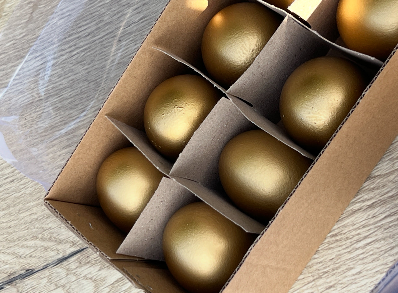 Eier im Karton Gold