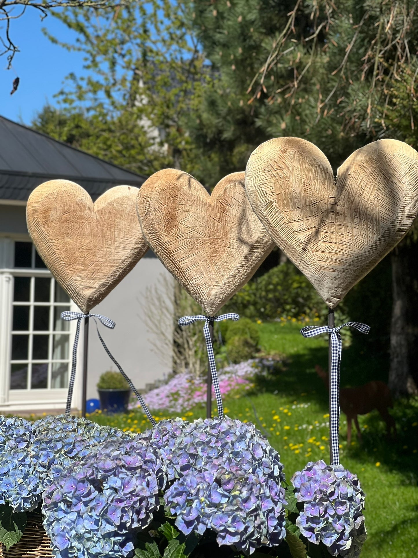 Herz aus Holz auf Fuss
