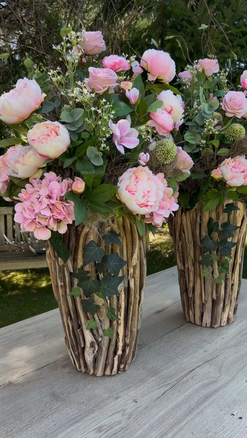 Blumengesteck in einer Holzvase