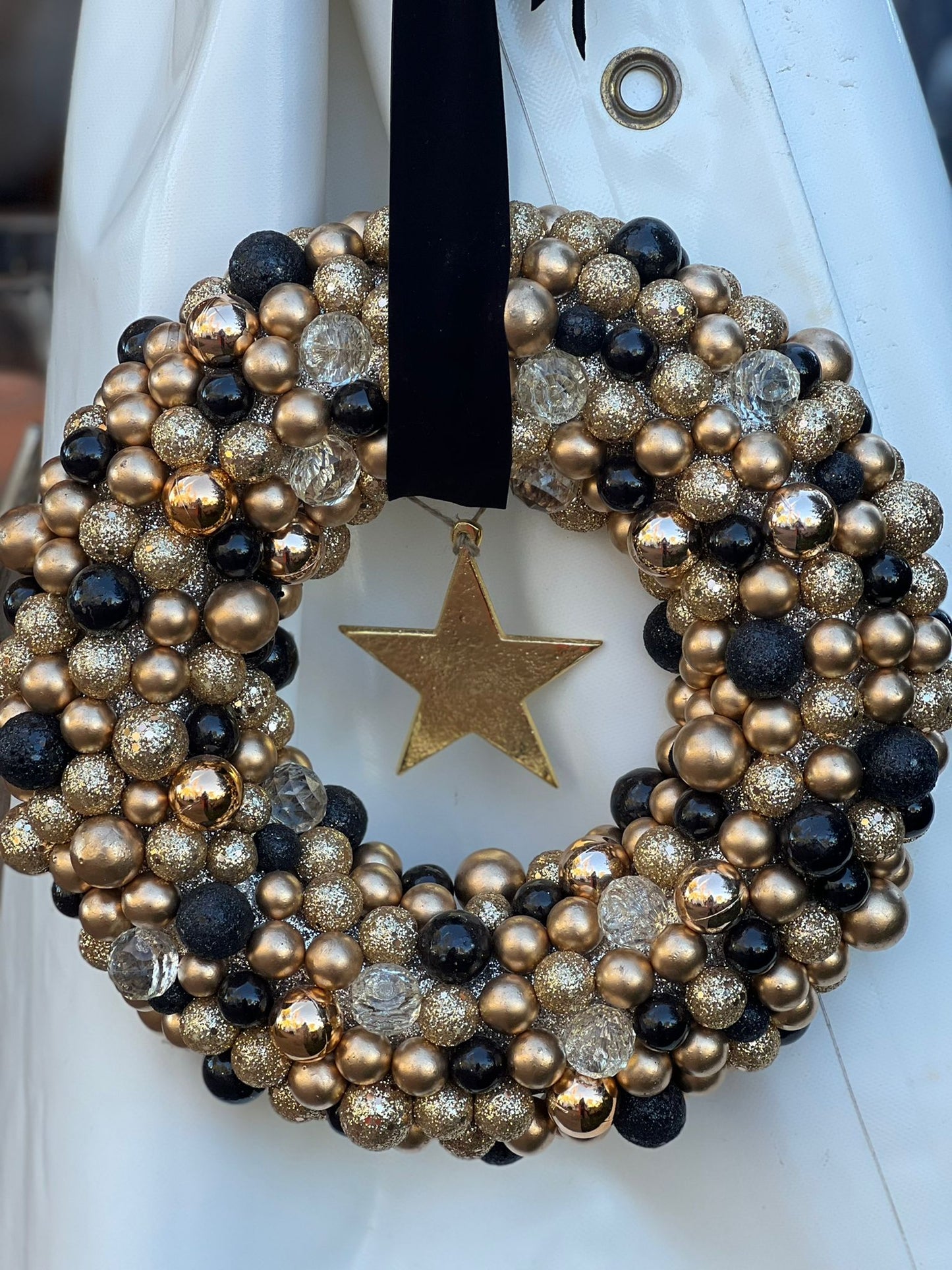 Dekokranz aus Kugeln zum Hängen