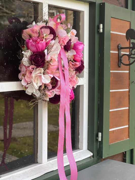 Frühlingskranz aus täuschend echten Blüten