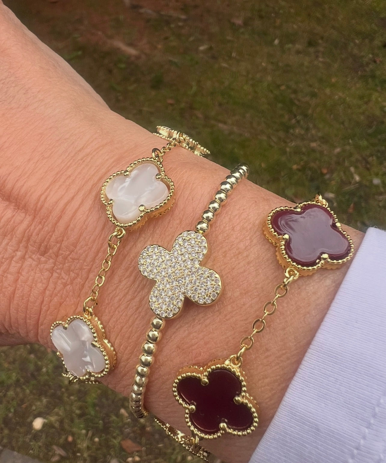 Armbänder mit Kleeblättern