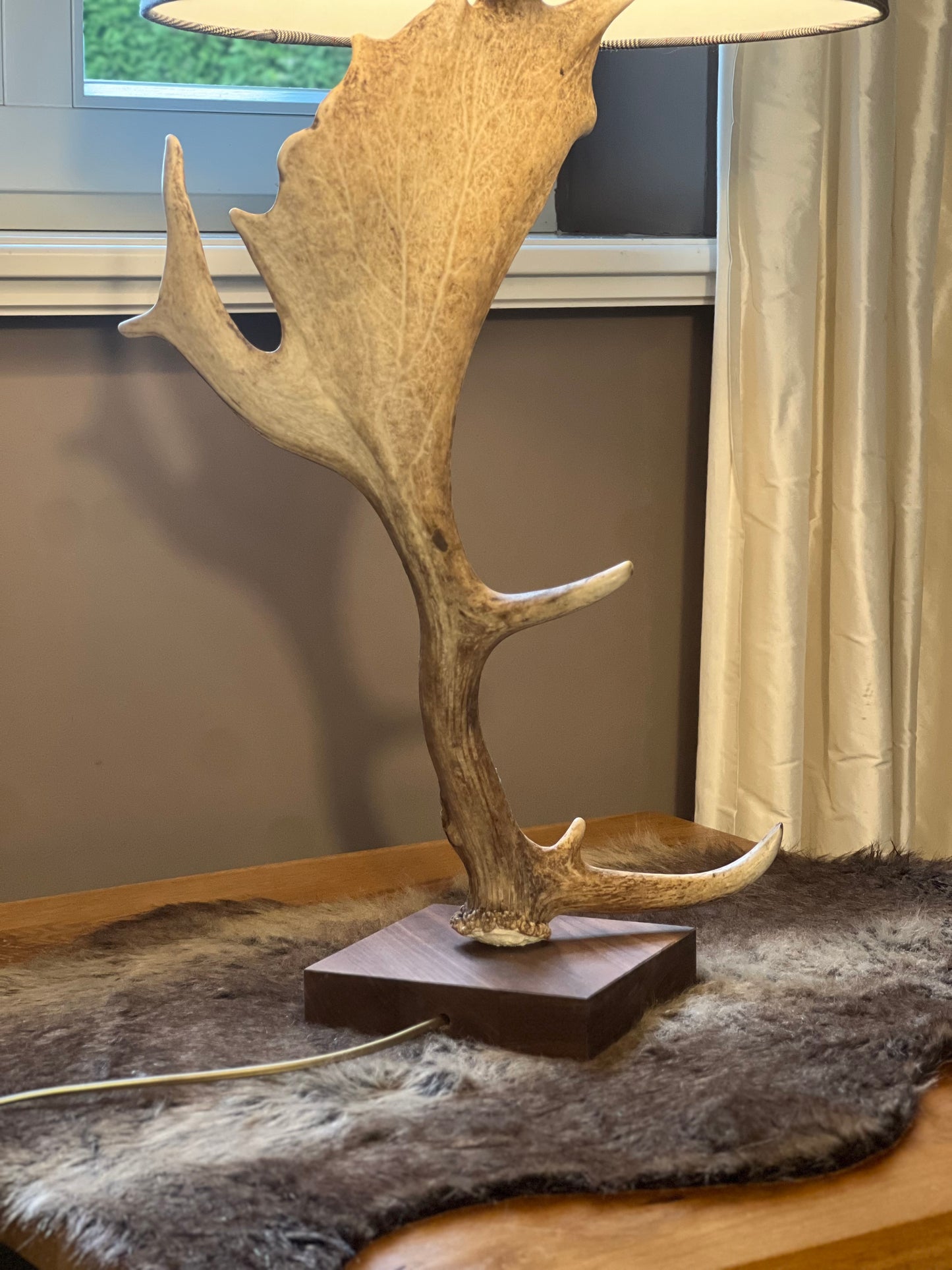 Geweihlampe mit Karoschirm