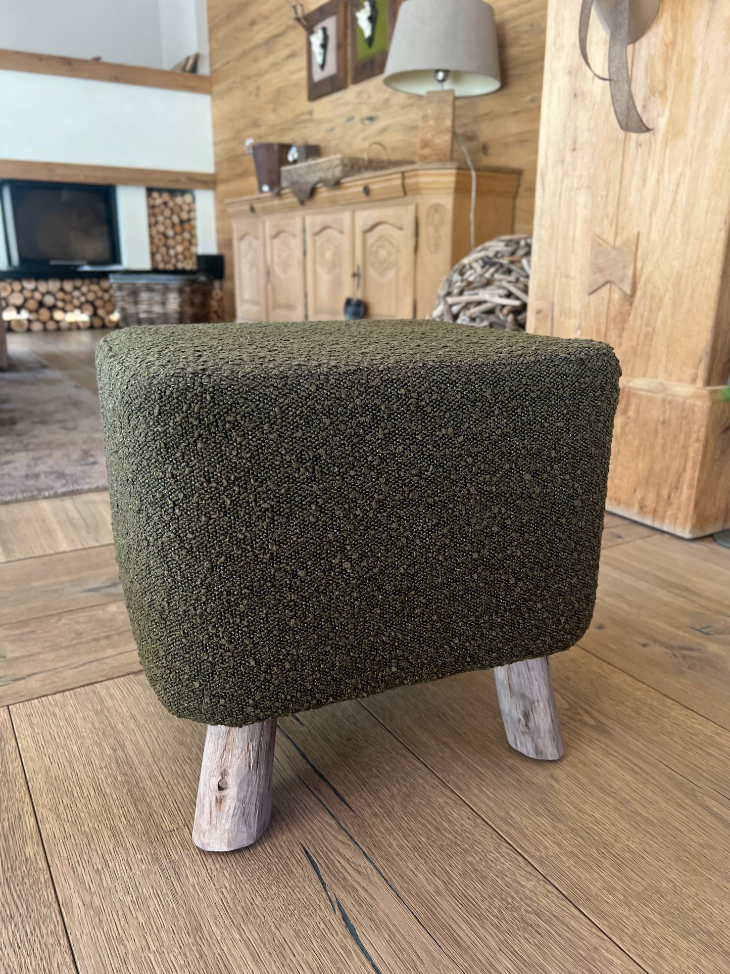 Hocker aus Bouclestoff in Jagdgrün