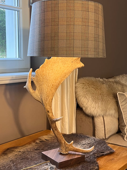 Geweihlampe mit Karoschirm