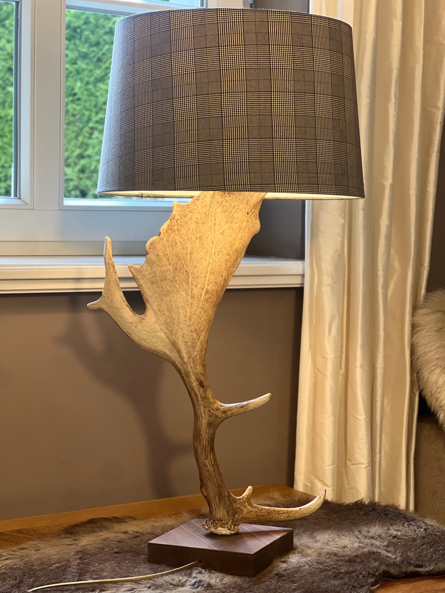 Geweihlampe mit Karoschirm