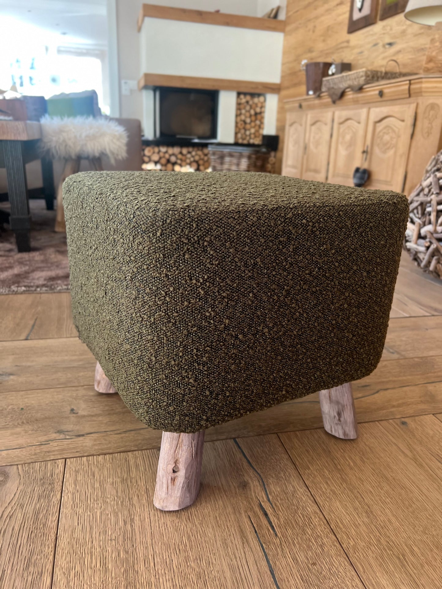 Hocker aus Bouclestoff in Jagdgrün