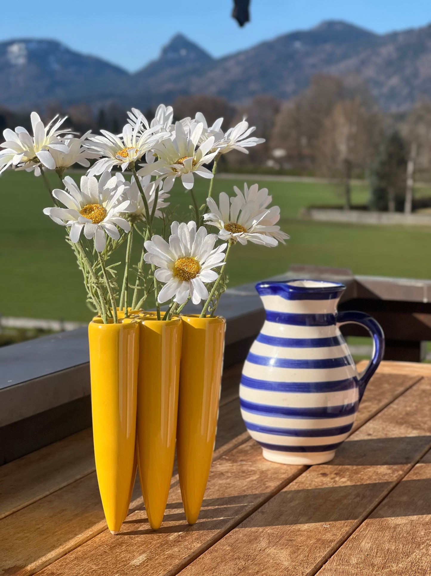 Vase mit Margeriten täuschend echt.
