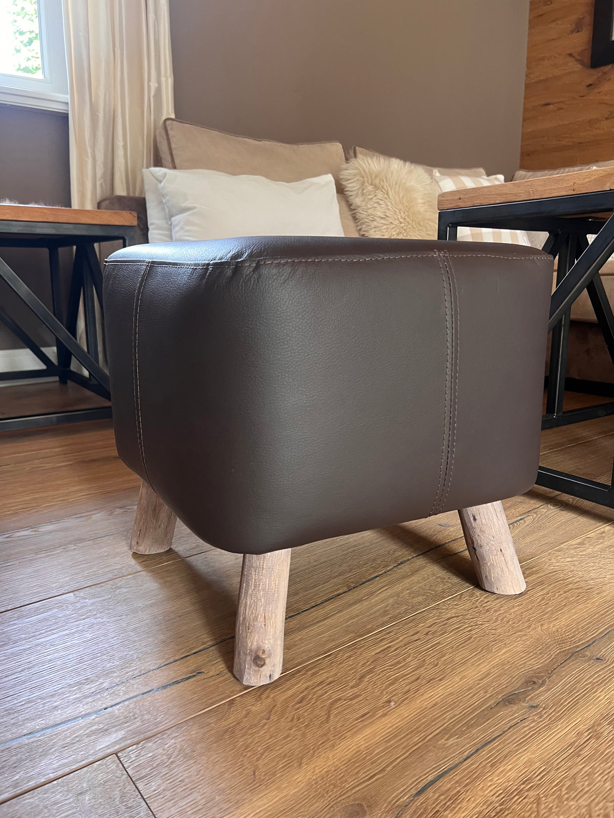 Hocker aus dunkelbraunem Leder
