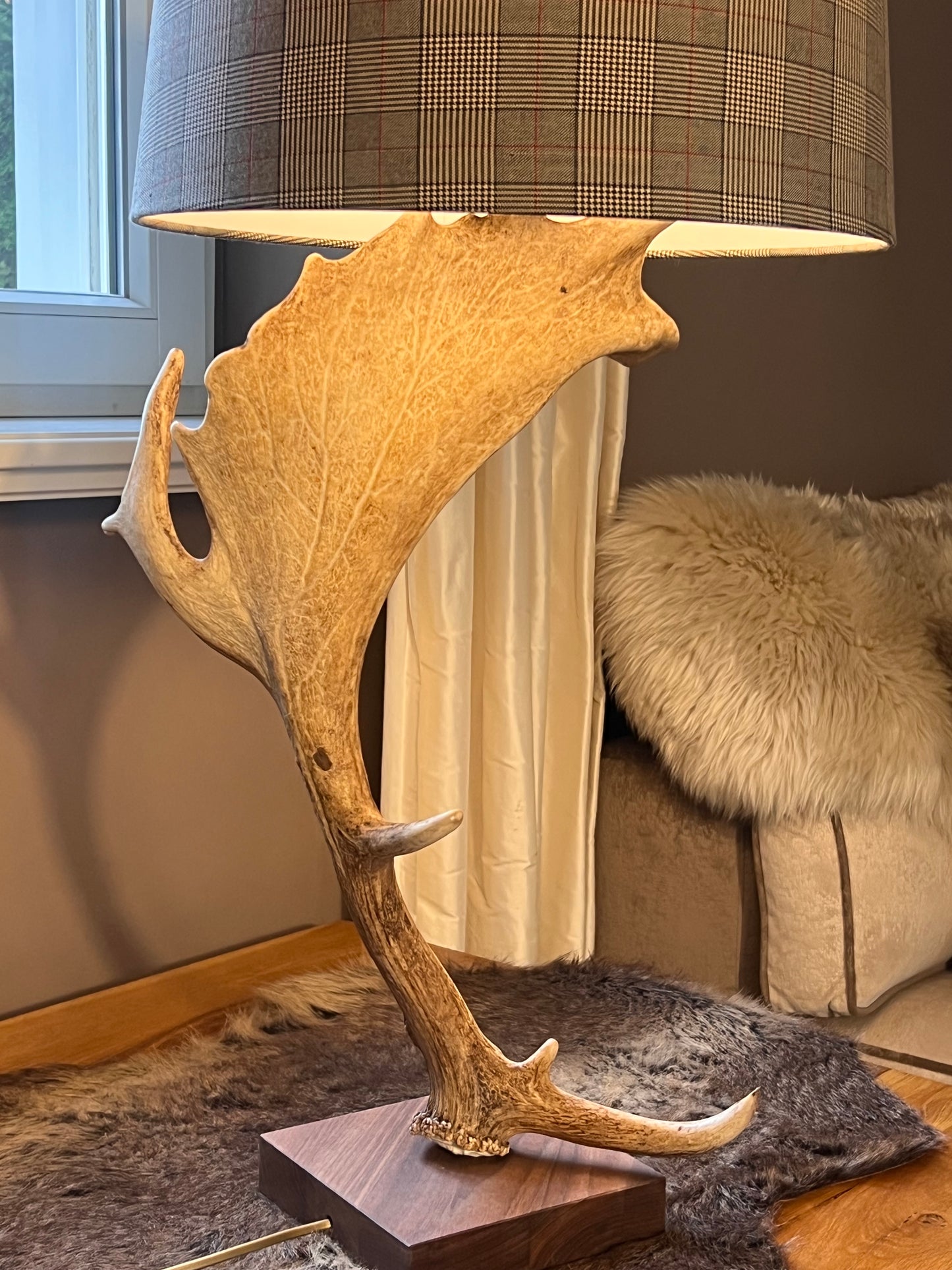 Geweihlampe mit Karoschirm