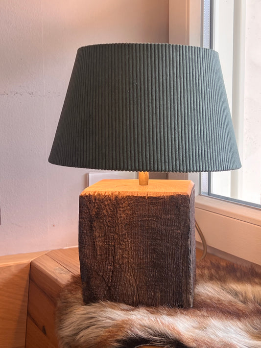 Lampe aus Altholz mit Cordschirm