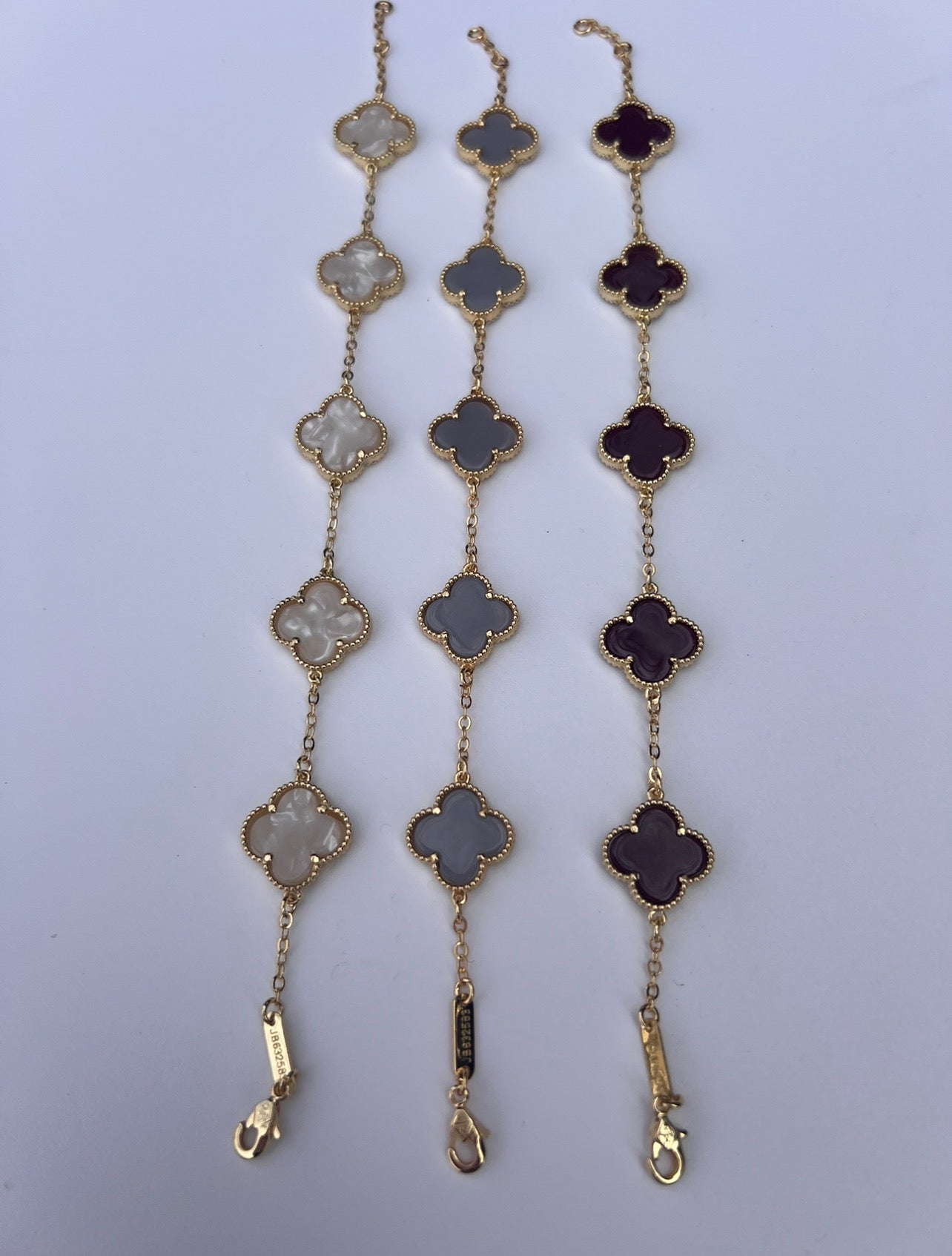 Armbänder mit Kleeblättern