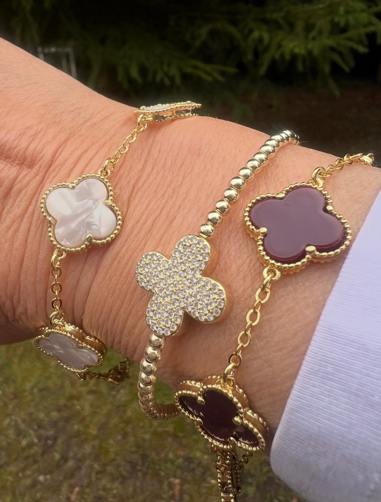 Armbänder mit Kleeblättern