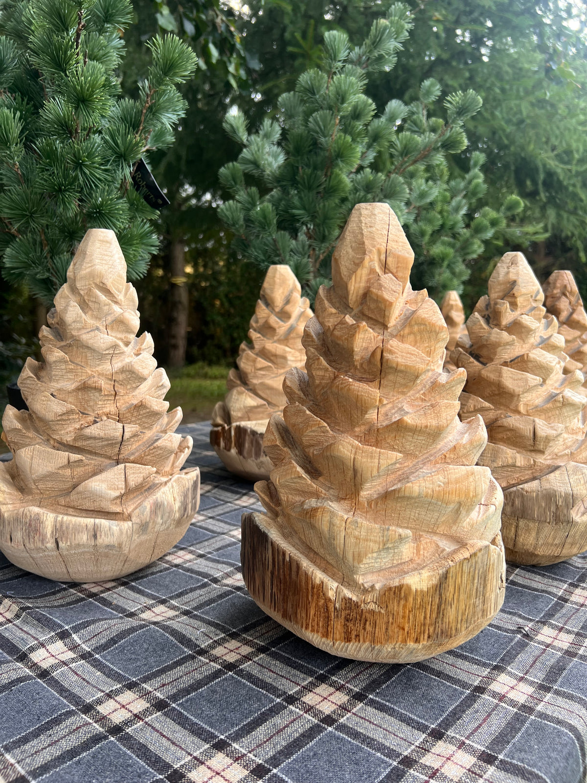 Tannenzapfen aus Holz riesig