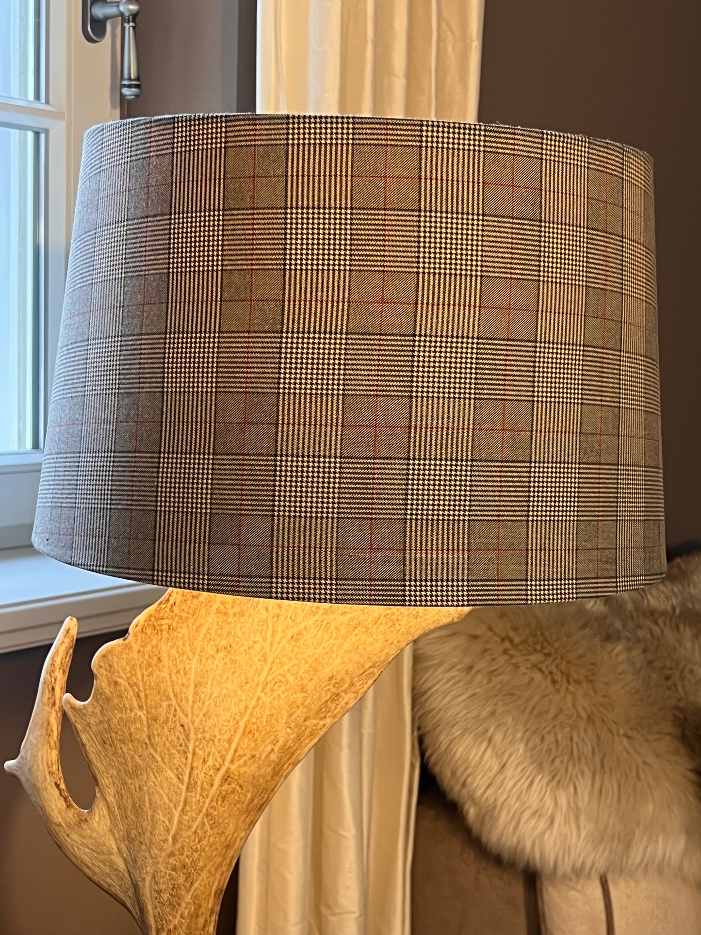 Geweihlampe mit Karoschirm