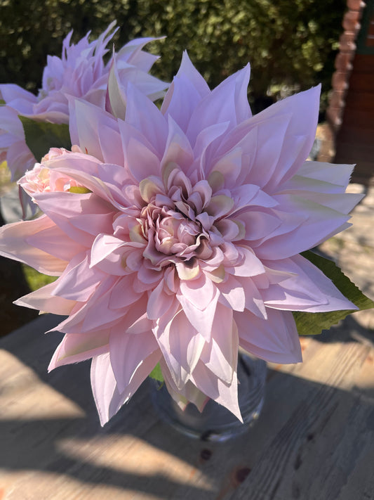 Dahlie als Kunstblume