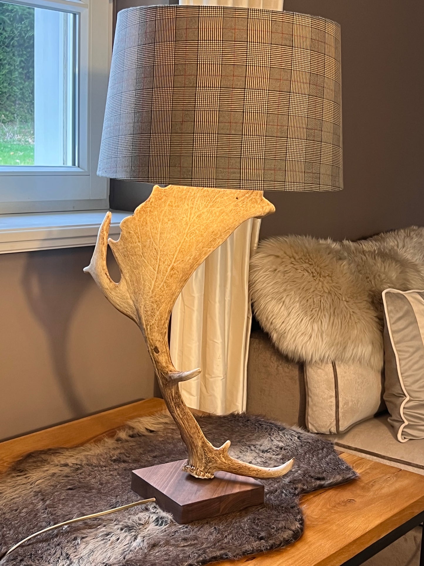 Geweihlampe mit Karoschirm