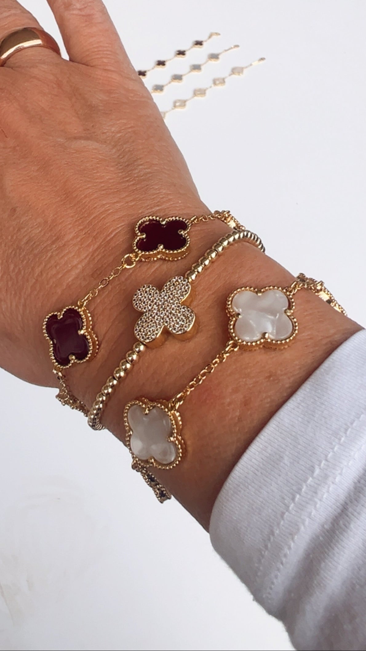 Armbänder mit Kleeblättern