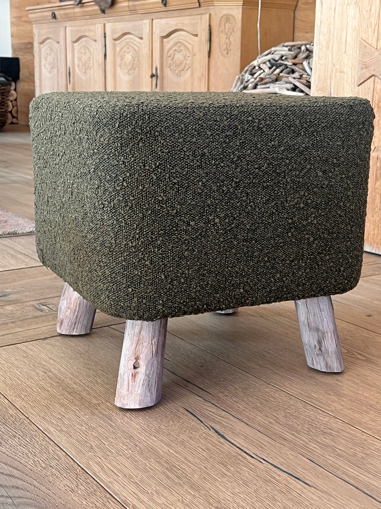 Hocker aus Bouclestoff in Jagdgrün