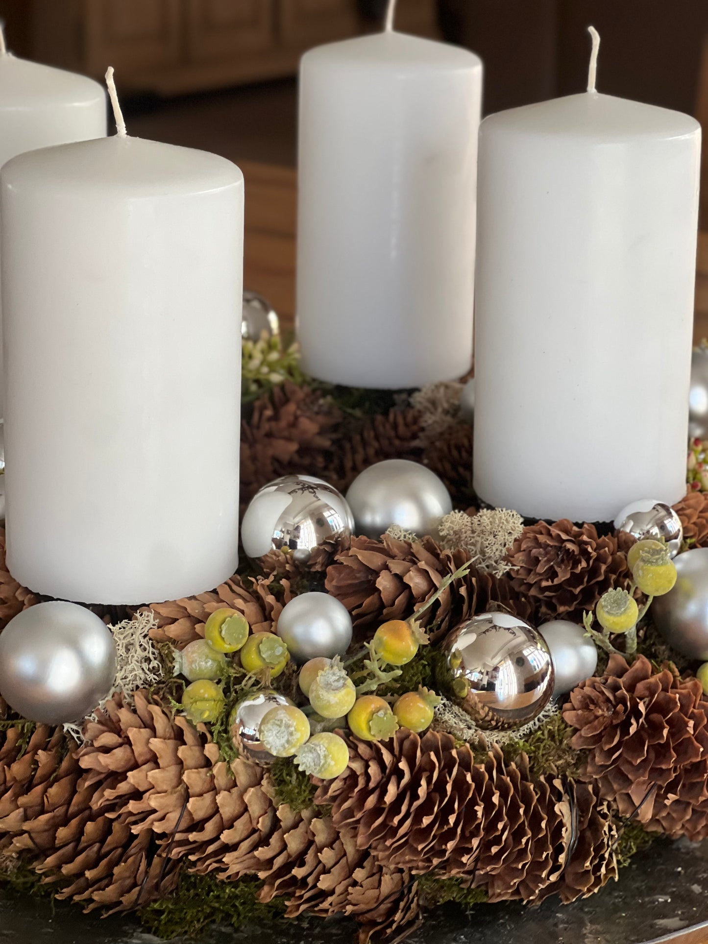 Adventskranz aus Zapfen und Kugeln