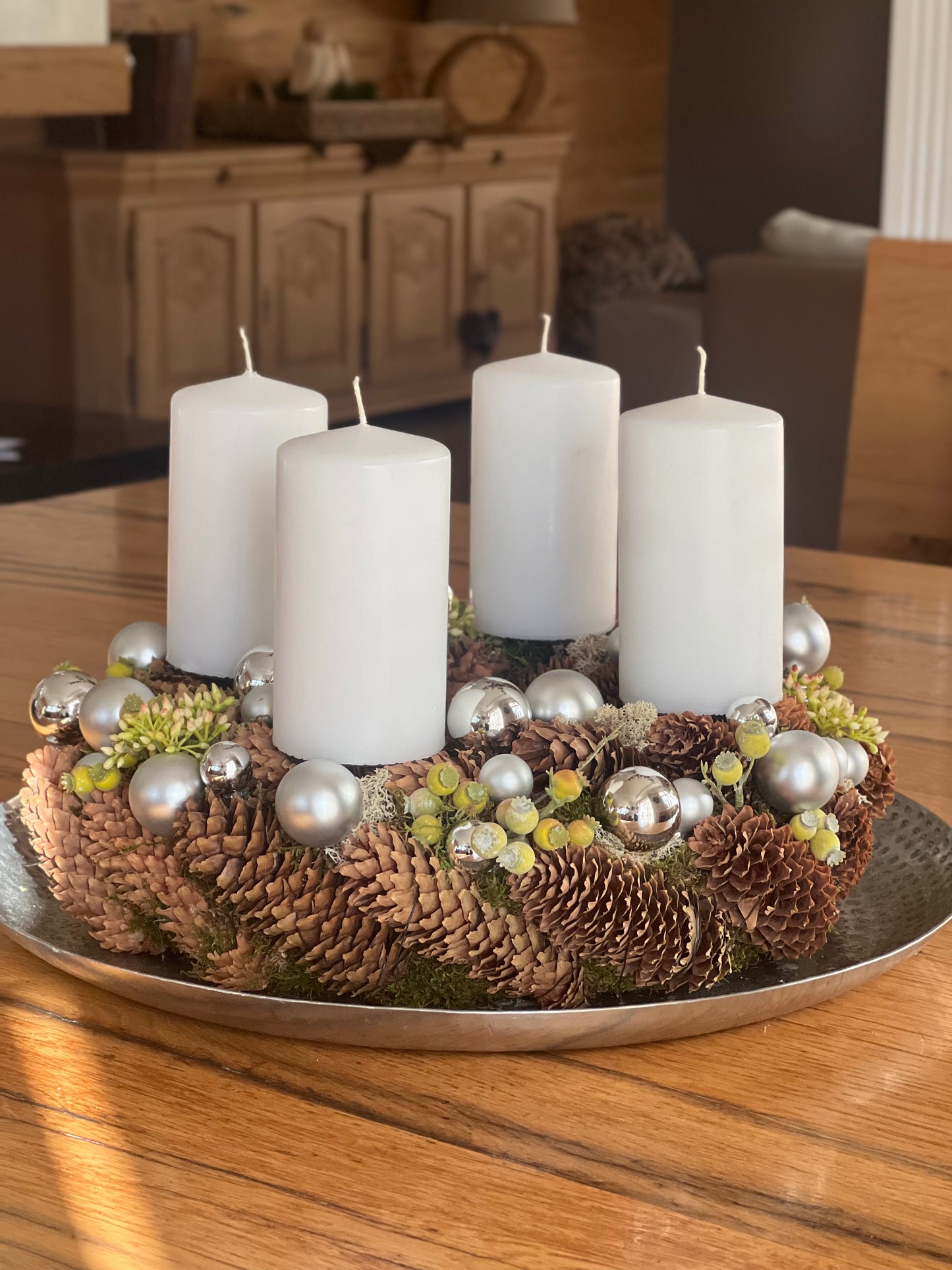 Adventskranz aus Zapfen und Kugeln