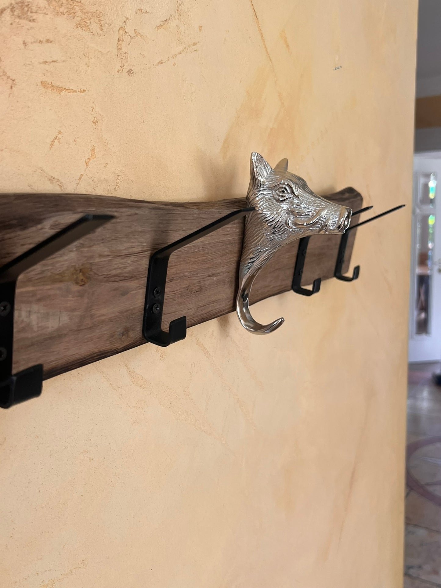 Garderobe aus Altholz mit Keiler