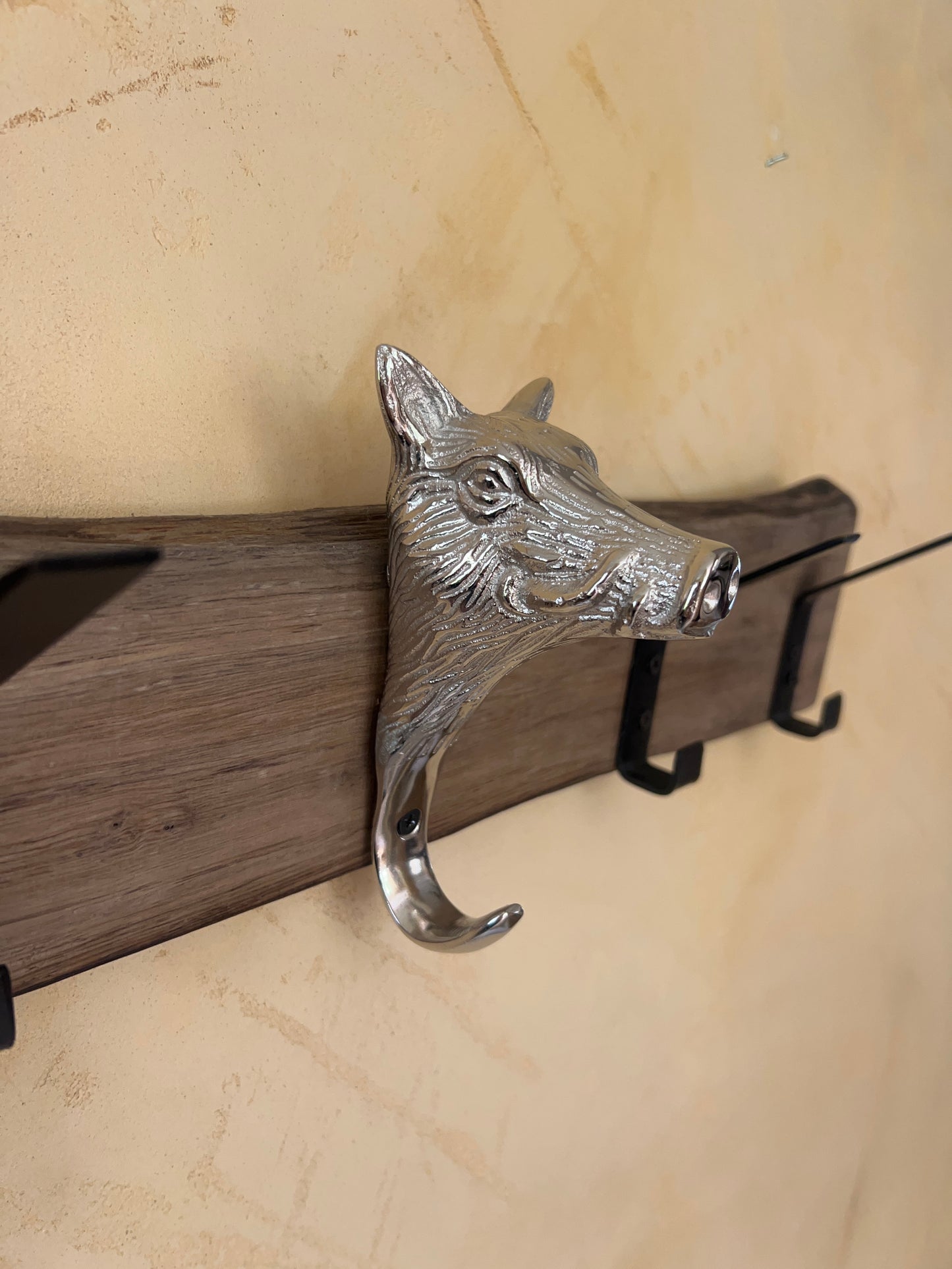 Garderobe aus Altholz mit Keiler