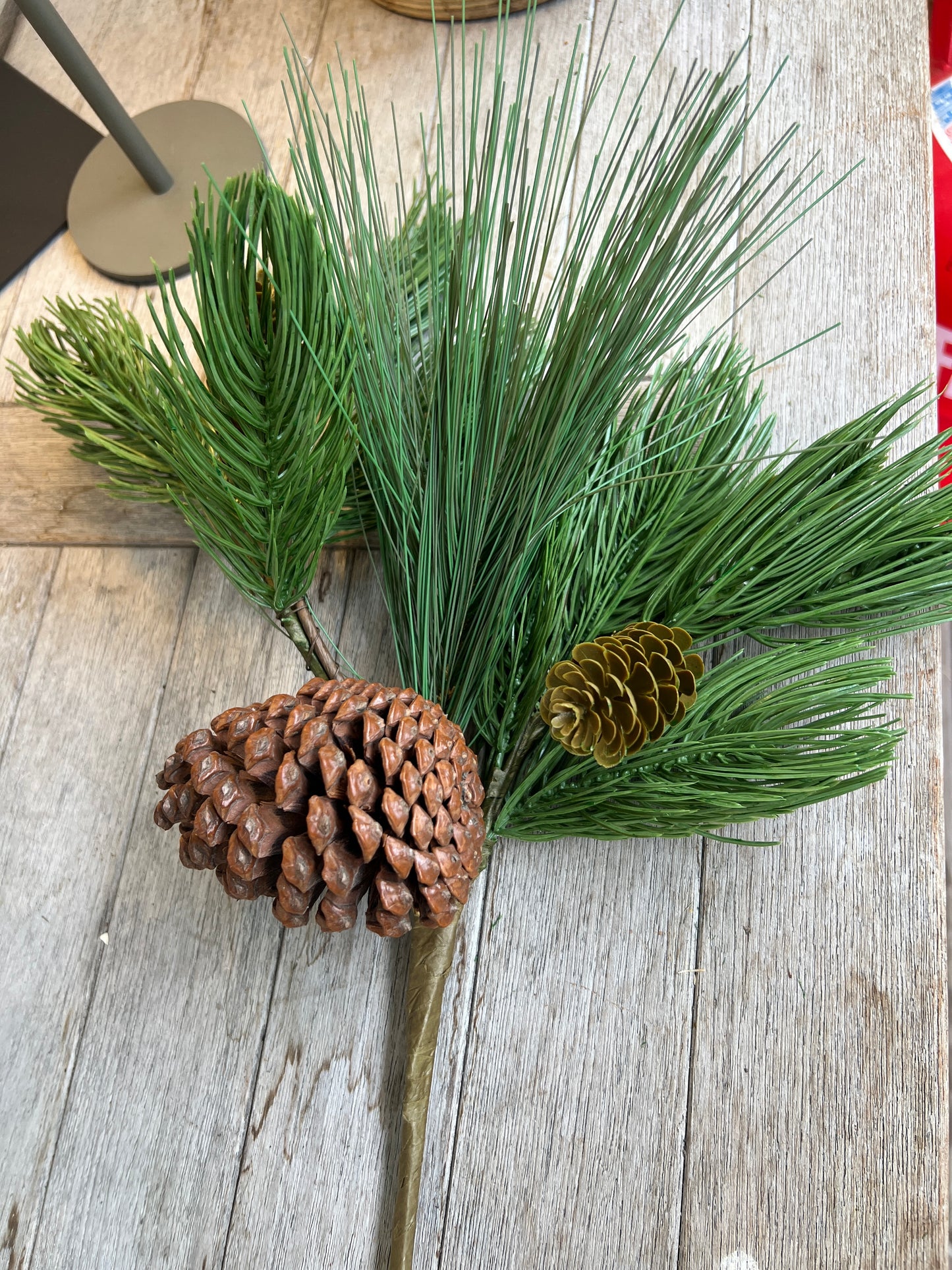 Kiefernzweig täuschend echt