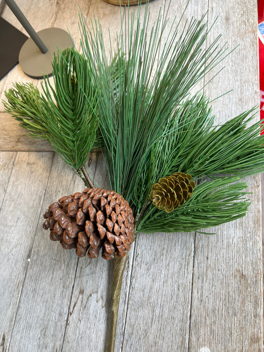 Kiefernzweig täuschend echt