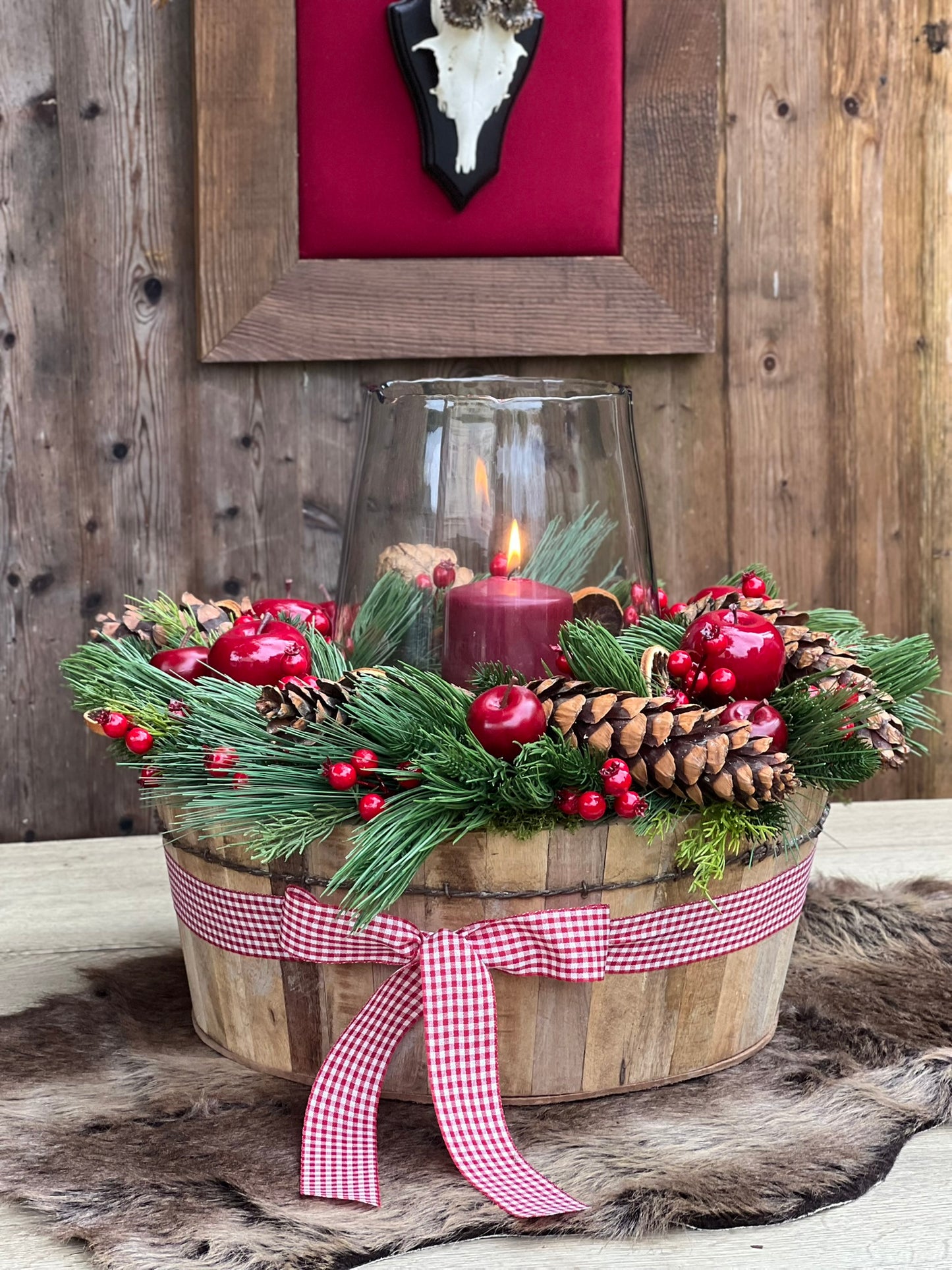 Tannenzauber im Holzkorb