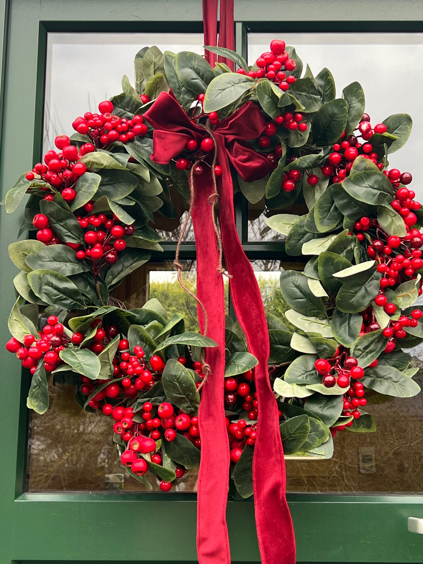 Kranz mit Roten Beeren und Schleife