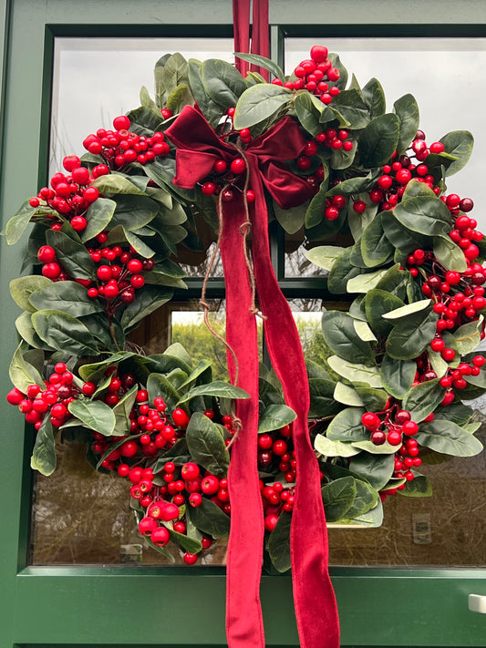 Kranz mit Roten Beeren und Schleife