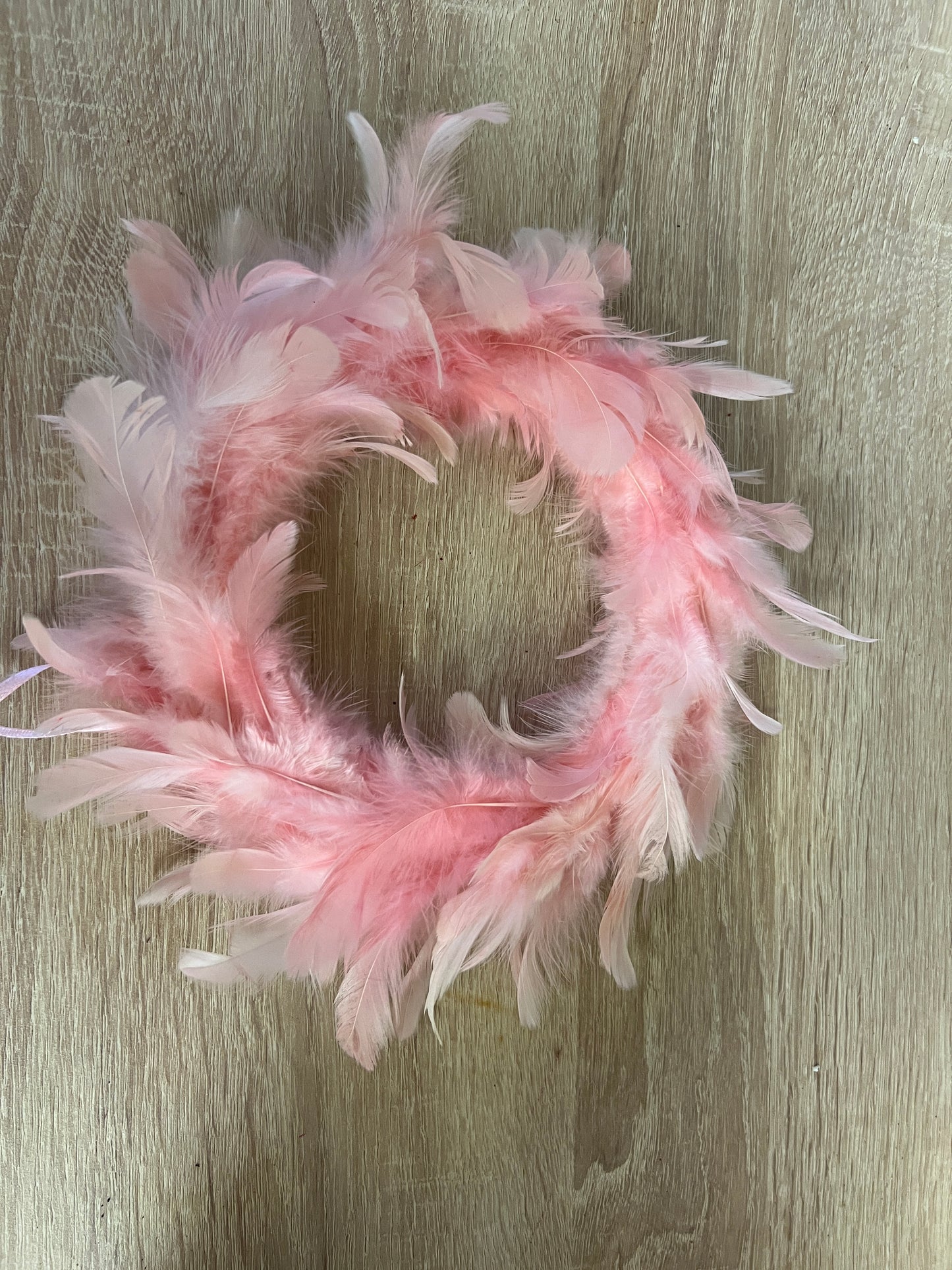 Federkränze in verschiedenen Farben