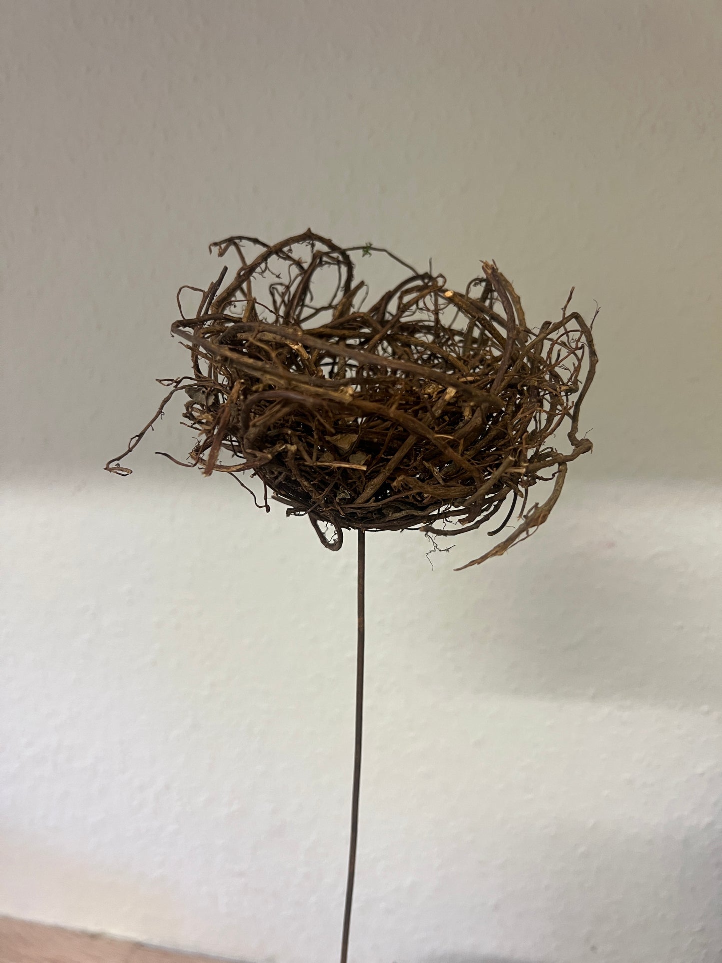 Nest aus Reisig am Stab