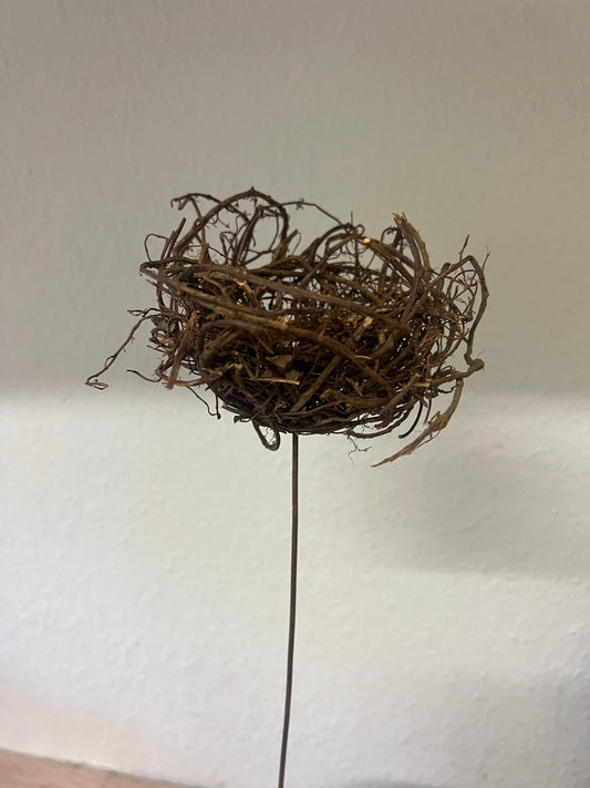 Nest aus Reisig am Stab