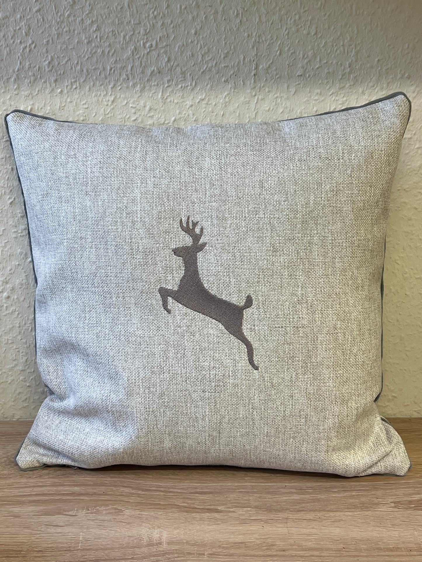 Kissen mit Einzelhisch rechts oder links springend