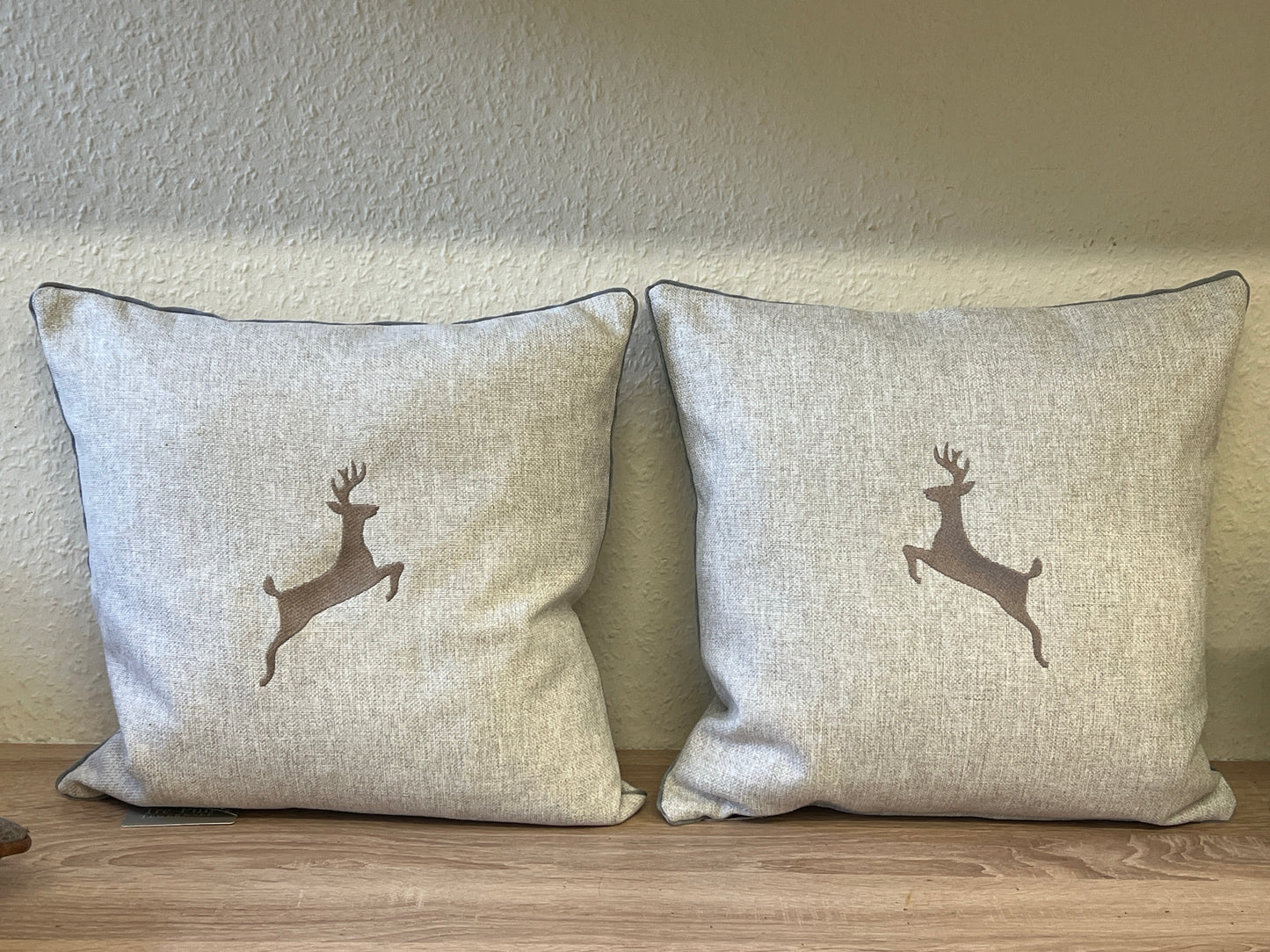 Kissen mit Einzelhisch rechts oder links springend