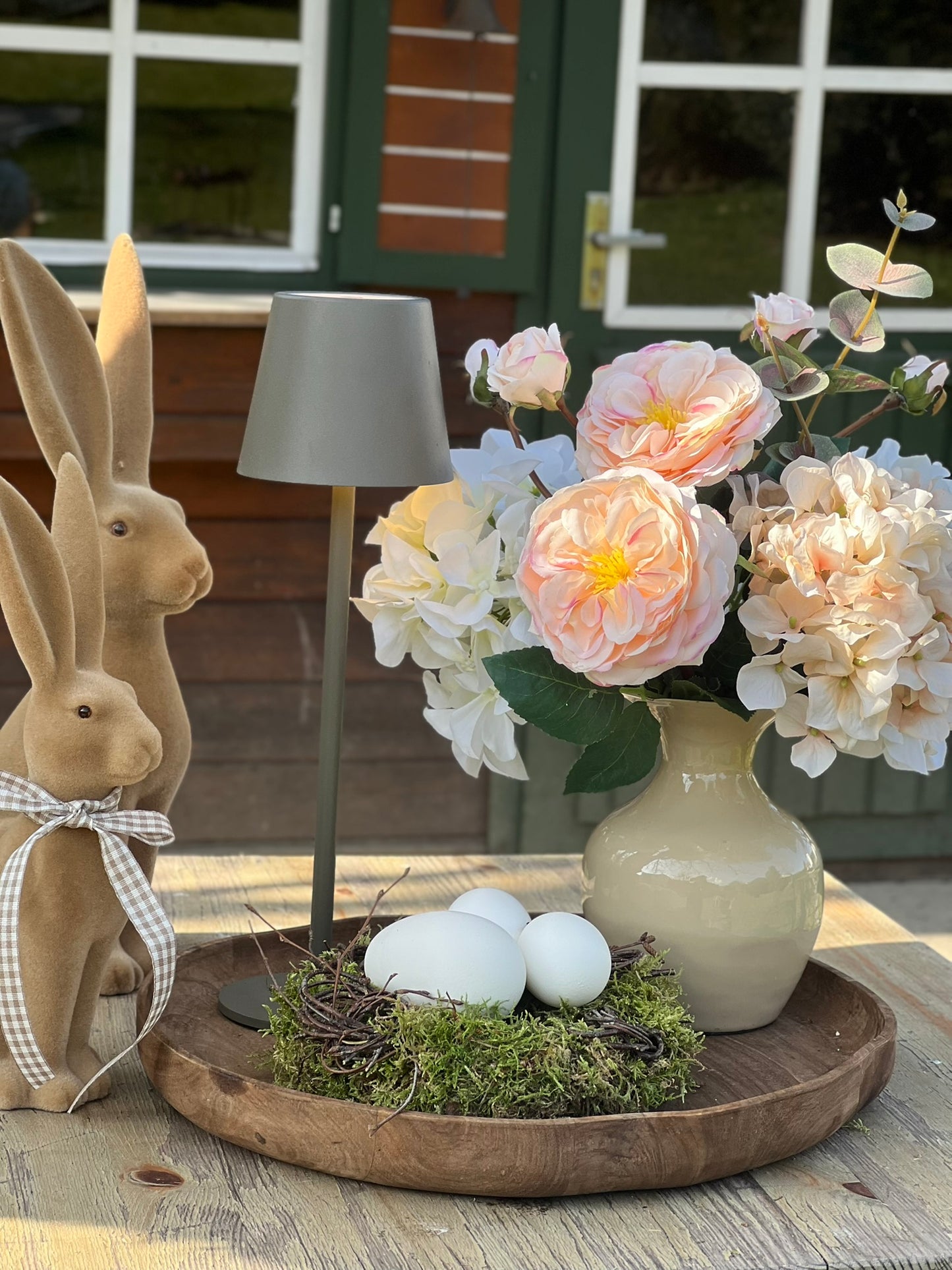 Zarter Blumenstrauß in Apricot/ Weiß