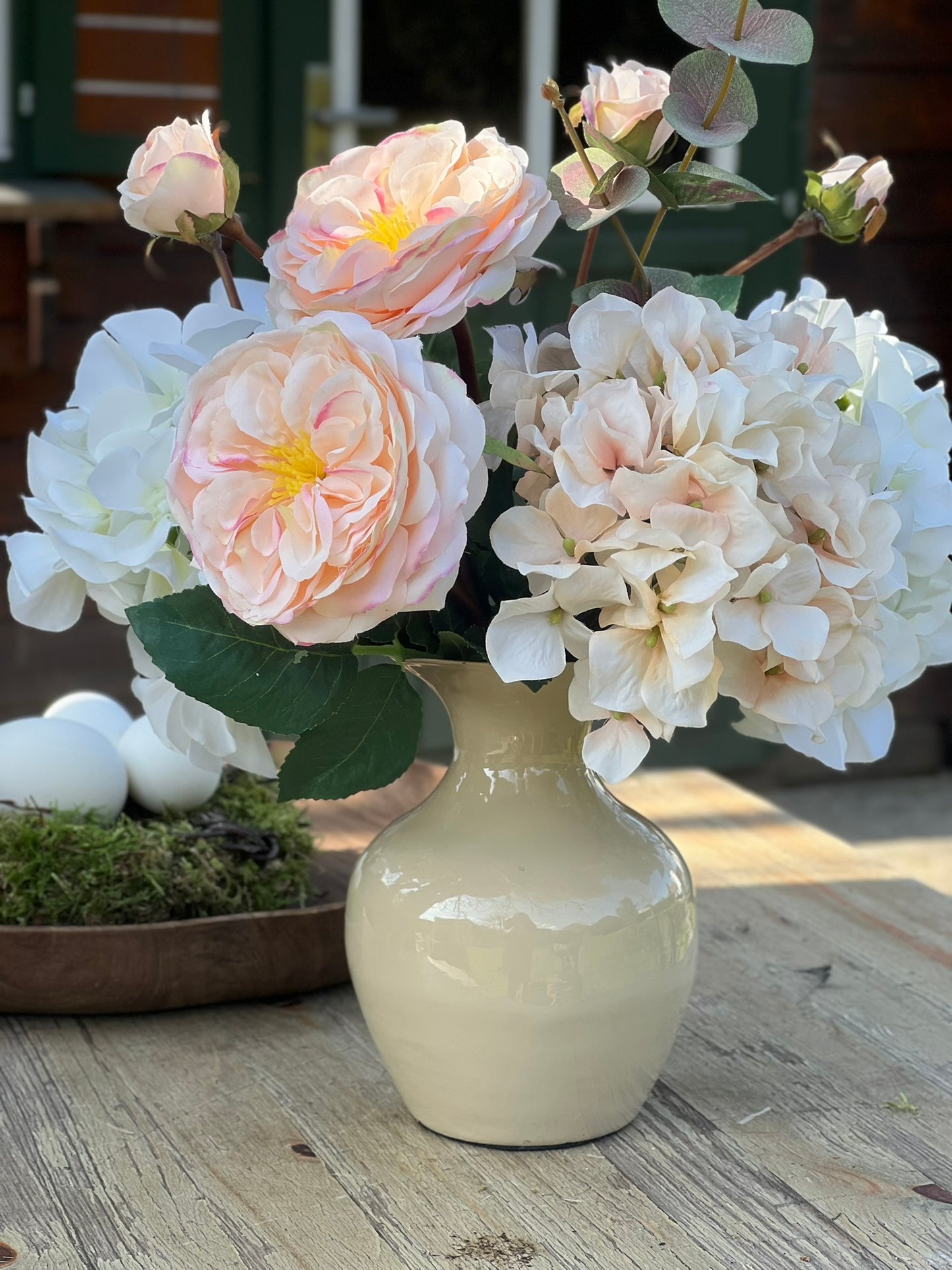 Zarter Blumenstrauß in Apricot/ Weiß