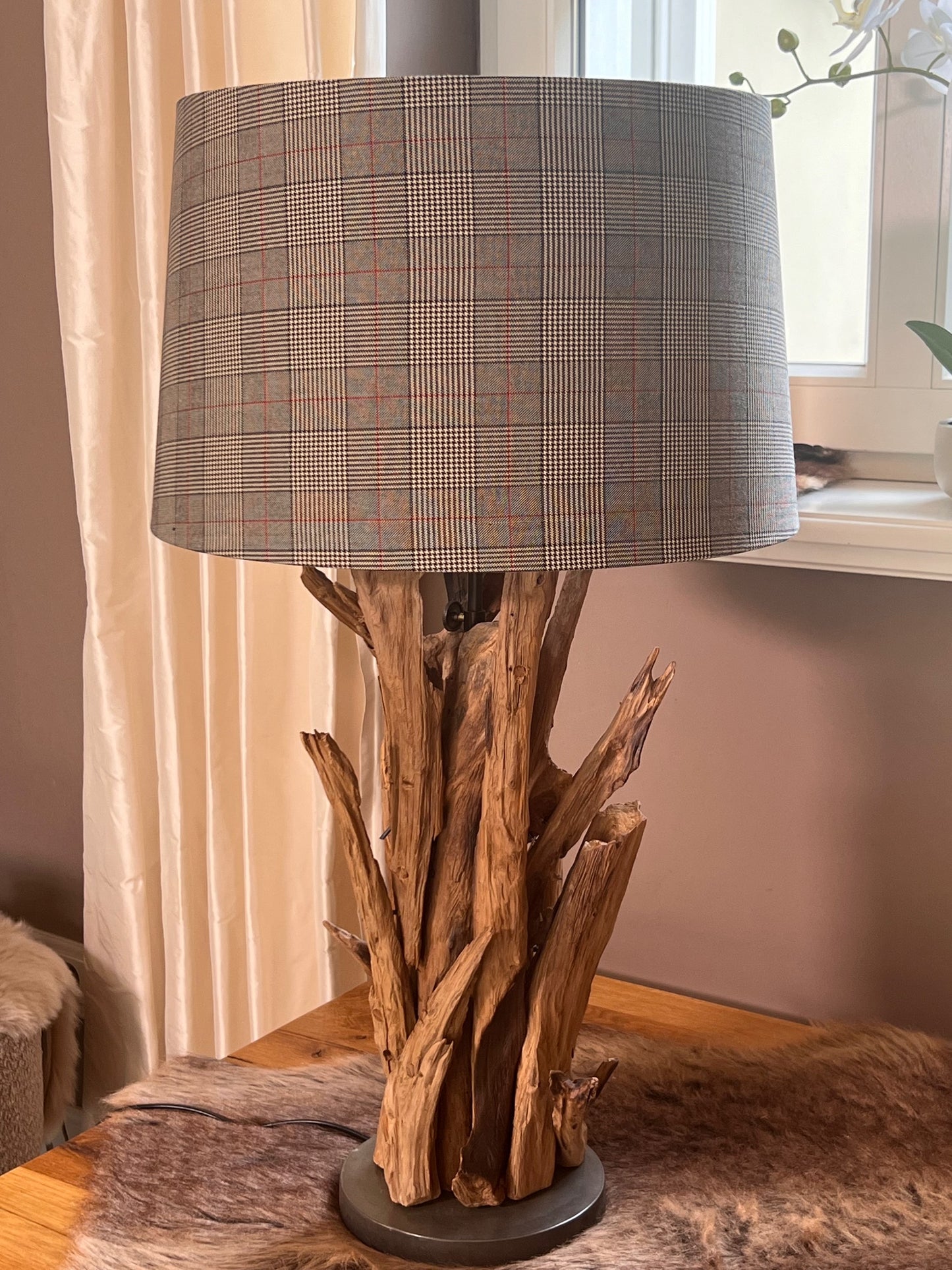 Tischlampe mit Fuß aus Hölzern